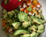 Foto del paso 4 de la receta: Ensalada de melocotón con aguacate y surimi