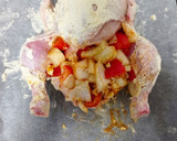 Foto del paso 2 de la receta: Pollo con patatas, fruta y verduras al horno para Navidad 🎄