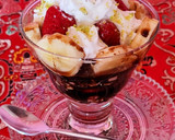 Foto del paso 5 de la receta: Copa de frutas con queso, nata y salsa de chocolate