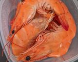 Une image de l'étape 1 de Brochettes fraîches de gambas façon méditerranéenne.