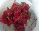A picture of step 1 of Hibiscus ice tea / refreshing cooled.