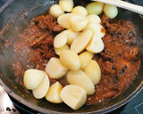 Foto del paso 5 de la receta: Pulpitos encebollados con patatas