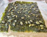Foto del paso 2 de la receta: Crujiente de alga nori con pipas de calabaza