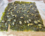 Foto del paso 2 de la receta: Crujiente de alga nori con pipas de calabaza