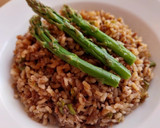 Foto del paso 13 de la receta: Arroz seco de pies de cerdo y gambas con espárragos