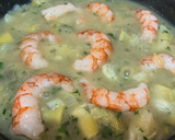 Foto del paso 2 de la receta: Patatas con alcachofas y gambones