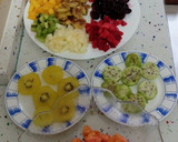 Foto del paso 4 de la receta: Papaya rellena de frutas con piruletas de higos chumbos y kiwis gold
