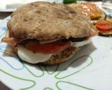 Foto del passaggio 8 della ricetta Puccia integrale estiva con pesto di basilico melanzane grigliate e speck