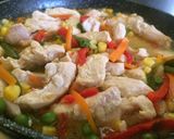 Foto del paso 2 de la receta: Pollo con verduras salteadas 🥕🌽🐔