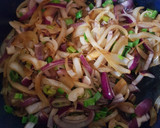 Foto del paso 3 de la receta: Empanadas de carne cortada a cuchillo al vino tinto