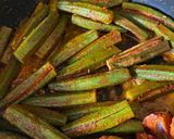 A picture of step 4 of Achari bhindi okra.