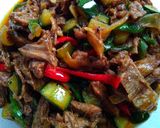 Foto langkah ke 7 dari resep Sapi + Timun Jepang Saus Lada Hitam.