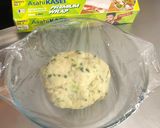 A picture of step 4 of Scallion (Spring Onion) cream Crackers.