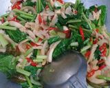 Foto langkah ke 6 dari resep Tumis Jamur Tiram dan Sawi.