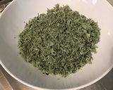 Une image de l'étape 1 de Salade de riz vert au jambon, concombre, poivrons, tomates et olives noires.