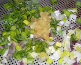 Foto del paso 1 de la receta: Menudos (no se tiran) de pollo encebollados con arroz