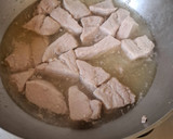 Foto del paso 3 de la receta: Carne de puerco con verdolagas en salsa combinada