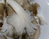 Hình bước làm 1 của món Nấm bào ngư xào mè