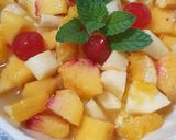 Foto del paso 1 de la receta: 🍒 🍎🍌🍊Ensalada de frutas con hojas frescas de menta y melisa