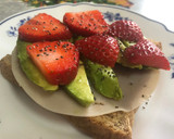 Foto del paso 1 de la receta: Tostada de aguacate y fresas 🥑🍓