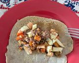 Foto del paso 6 de la receta: Wrap/taco de harina integral relleno de atún, zanahoria, tomate y huevo