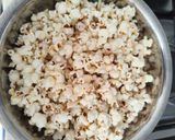 Foto langkah ke 2 dari resep Salted Caramel Popcorn.