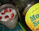Foto langkah ke 3 dari resep Strawberry Milkshake.
