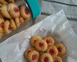 Foto langkah ke 4 dari resep Strawberry Cheese Thumbprint Cookies.