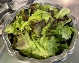Une image de l'étape 2 de Salade Feuille de Chêne aux Oignons Nouveaux et Persil Plat.