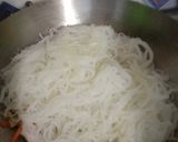 Foto langkah ke 4 dari resep Bihun Goreng Putih Telur.