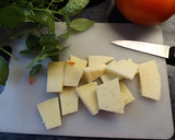 Foto del paso 1 de la receta: Cómo conservar queso fresco con tomates y albahaca
