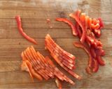 Foto del paso 2 de la receta: Coditos con pimiento caramelizado y aceitunas negras