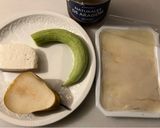 Foto del paso 1 de la receta: Carpaccio de bacalao ahumado con queso fresco, pera, alficoz y aceitunas, en 5’