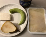 Foto del paso 1 de la receta: Carpaccio de bacalao ahumado con queso fresco, pera, alficoz y aceitunas, en 5’