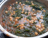 Foto del paso 7 de la receta: Potaje de garbanzos, espinacas y bacalao con toque picante