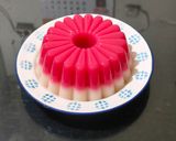 Foto langkah ke 4 dari resep Puding Nutrijel Merah Putih Vla Coklat.