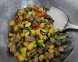 Foto langkah ke 5 dari resep Oseng Kentang Hati Sapi.