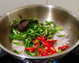 Foto langkah ke 4 dari resep Ikan Goreng Tumis Cabe Hijau.