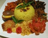 Foto langkah ke 9 dari resep Nasi kuning lengkap.