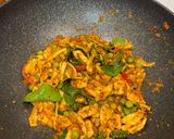 รูปขั้นตอนการทำที่ 3 ของ ผัดเผ็ดไก่ใส่กระวาน