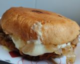 Foto del paso 10 de la receta: Sándwich🥯de cebolla🧅y tocineta🥞 caramelizada🥓con queso🧀en pan de almojábana🥯