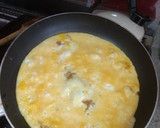 Foto del paso 3 de la receta: Crepa de huevos revueltos con frijoles refritos con chilorio
