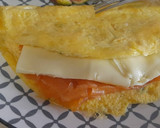 Foto del paso 2 de la receta: Tortilla francesa rellena con salmón