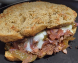 Foto del paso 7 de la receta: Sándwich🥙de carne🥩bbq🍯, cebolla🧅, pimiento🫑y queso🧀