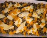 Foto del paso 5 de la receta: 🧡🤤Pastel de carne, puré mixto de papa y calabaza, corazón de queso cremoso, cheddar y toque de 🌿