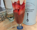 Foto del paso 3 de la receta: Natillas vainilla, chocolate y fresas