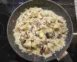 Foto del paso 5 de la receta: Arroz exprés con setas y alcachofas