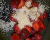 Foto langkah ke 2 dari resep Korean Strawberry Milk.