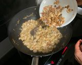 Foto del passaggio 4 della ricetta Pollo con mandorle e noci