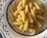Foto del paso 7 de la receta: Fussili con habitas y calamares en su tinta
